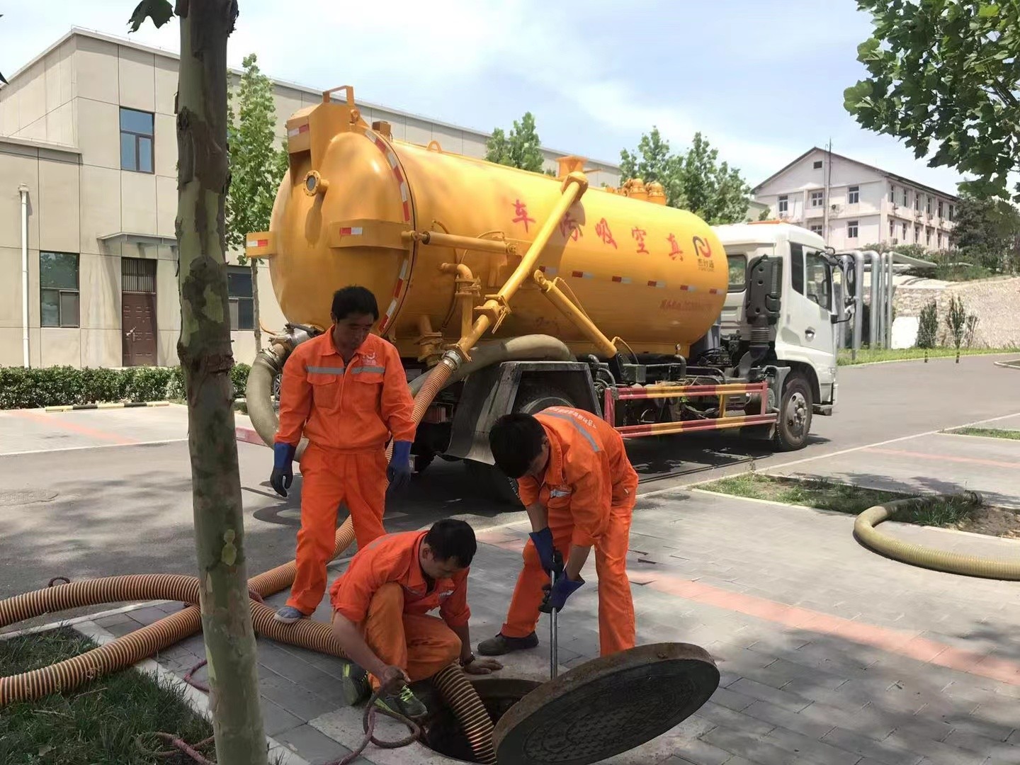 黑龙江管道疏通车停在窨井附近