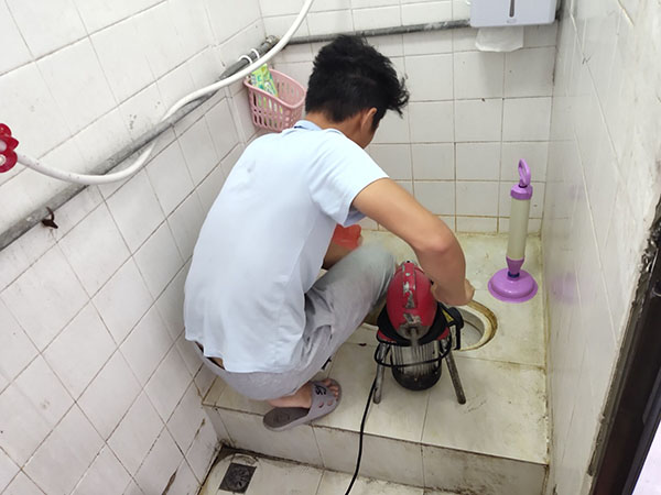 黑龙江管道堵塞冒臭气 专业师傅现场解决问题